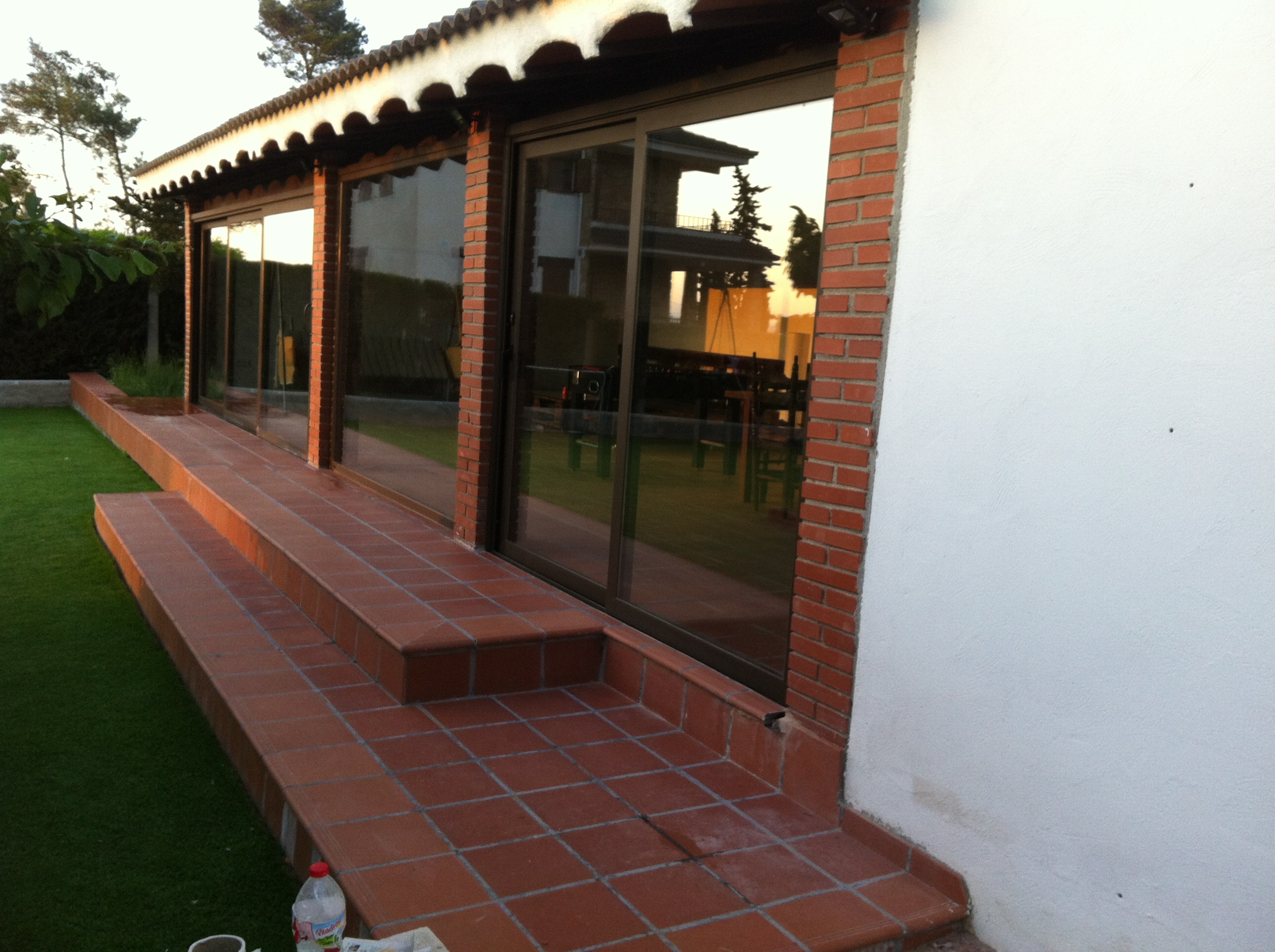 Instalación de puertas correderas abatibles en casa particular